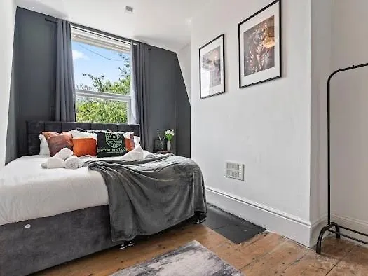 5-bdr Modern Stay, Bs6 , Ideal For Groups, Wi-fi Ferienhaus