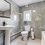 5-bdr Long Term Stay, Bs6 , Ideal For Groups, Free Wi-fi * בריסטול