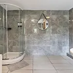 5-bdr Long Term Stay, Bs6 , Ideal For Groups, Free Wi-fi בית נופש