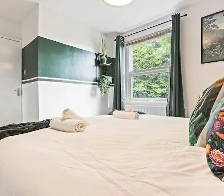 Stylish 5-bedroom Home, Bs6, Perfect For Groups, High-speed Wi-fi Bristol