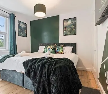 Holiday home Stylish 5-bedroom Home, Bs6, Perfect For Groups, High-speed Wi-fi