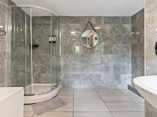 5-bdr Modern Stay, Bs6 , Ideal For Groups, Wi-fi Hébergement de vacances