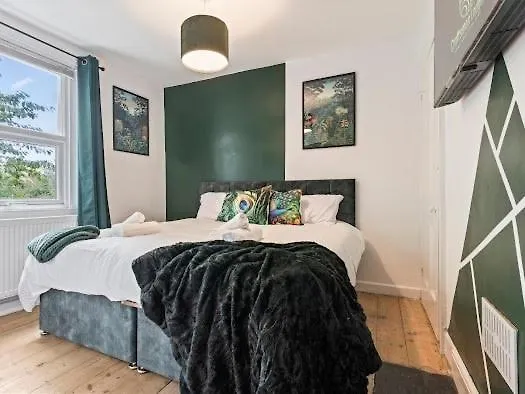 Hébergement de vacances 5-bdr Modern Stay, Bs6 , Ideal For Groups, Wi-fi