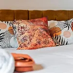 5-bdr Long Term Stay, Bs6 , Ideal For Groups, Free Wi-fi 度假居 *