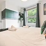 5-bdr Long Term Stay, Bs6 , Ideal For Groups, Free Wi-fi 布里斯托