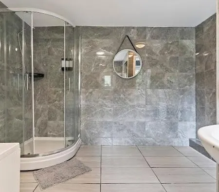 5-Bdr Modern Stay, Bs6 , Ideal For Groups, Wi-Fi Feriehus