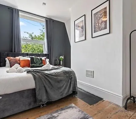 5-Bdr Modern Stay, Bs6 , Ideal For Groups, Wi-Fi Feriehus